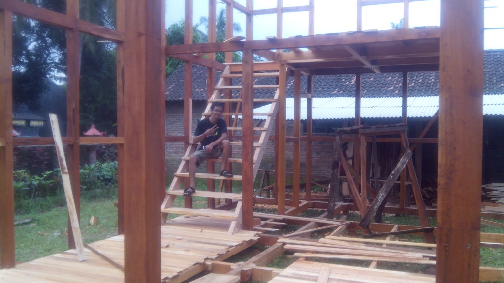 pembuat rumah kayu tingkat