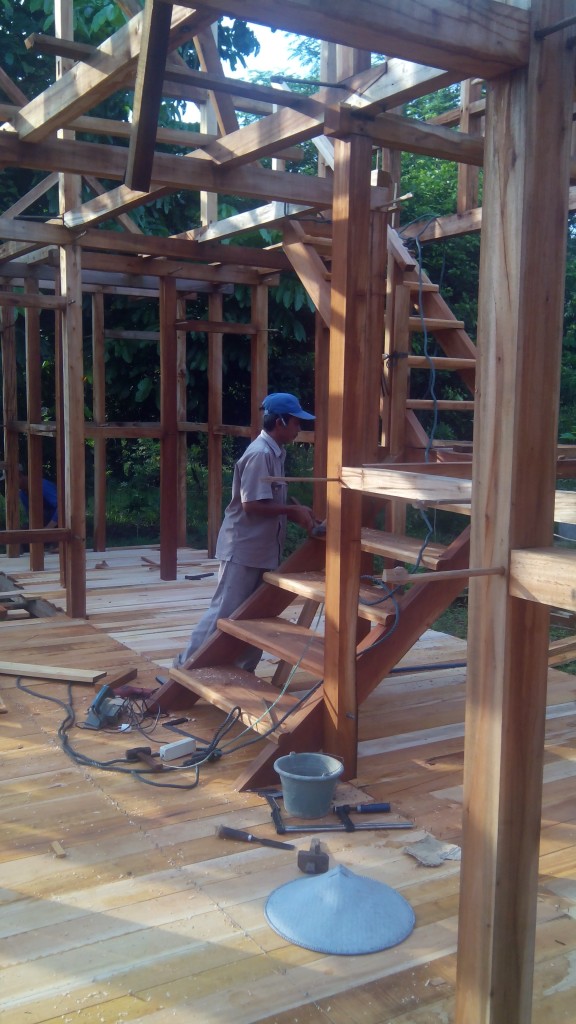 proses pemasangan papan lantai rumah kayu dan tangga