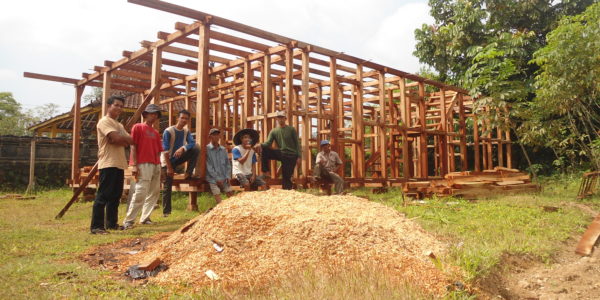 tukang pembuat rumah kayu